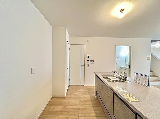 吊戸棚をなくした対面キッチン、隣の部屋にいる方の様子もここからよく見えます。 