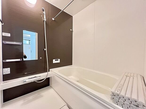 広々1坪タイプのゆったり浴室ユニット。防カビ・抗菌素材なのもうれしい。