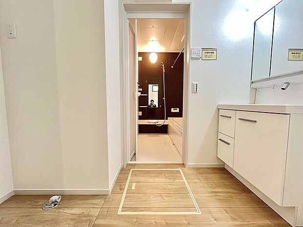 洗面台横にランドリーコーナーもゆったり。ドラム式洗濯機も置けそう。