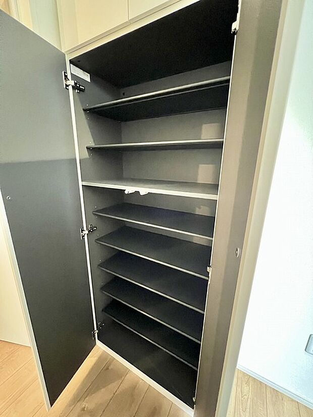 木目のシンプルなデザインが家の雰囲気にマッチした玄関収納。