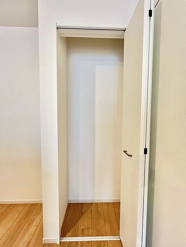 キッチン横には、収納スペースがございます。ストックしている調味料等の保管場所にも適しています。