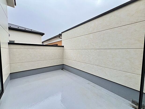 ゆとりの広さを確保したバルコニー。お布団を干すのも、この広さならラクラク。