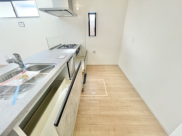 洗練されたデザインと心地よい木の温もりが調和する空間