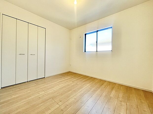 明るい木目調の床が温もりを感じさせる、心地よい空間