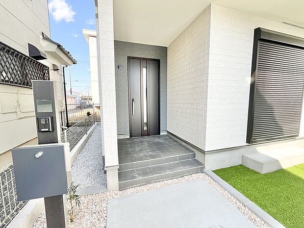 洗練されたエントランスが、上質な暮らしへと誘います。