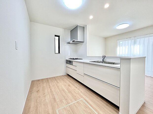 清潔感あふれる空間に、木目が温かみを添える。