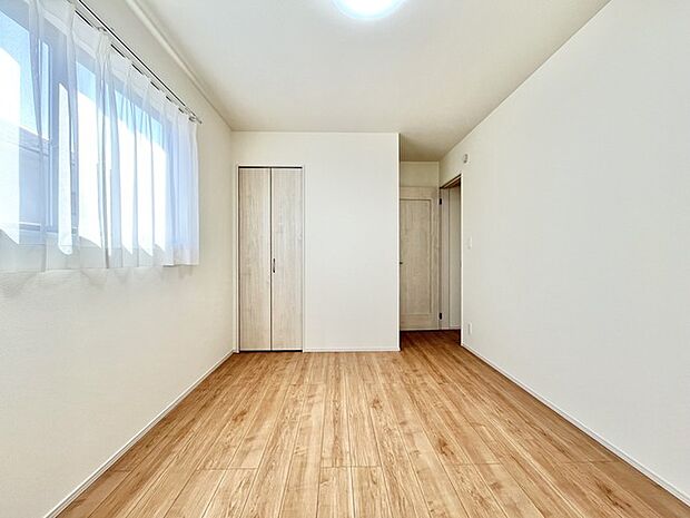 窓からの光が優しく空間を包み込み、温かみのある床が心地よい雰囲気。