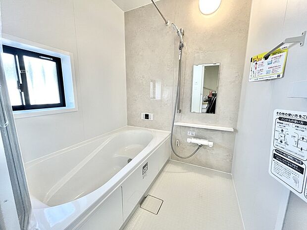 機能的で、清潔感あふれるバスルーム。