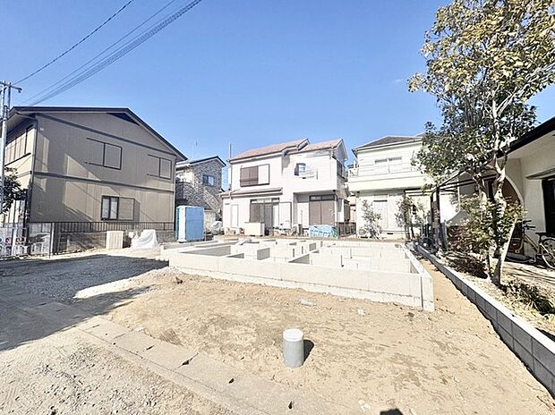 澄み渡る空の下、新しい暮らしが形になる場所。