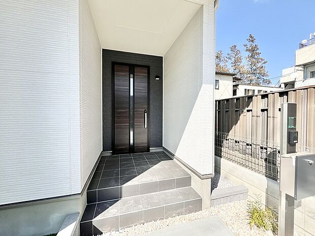 静謐な佇まいと、穏やかな自然光が調和するエントランス