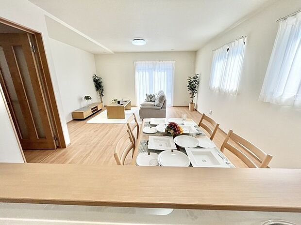 キッチンから見たダイニングの様子です。 木漏れ日が優しく注ぐ、心地よい空間が広がります。