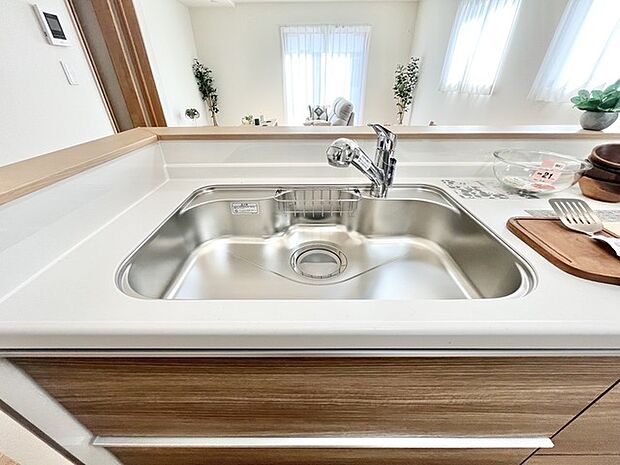 心地よい採光と自然素材が調和する、穏やかな日常空間。