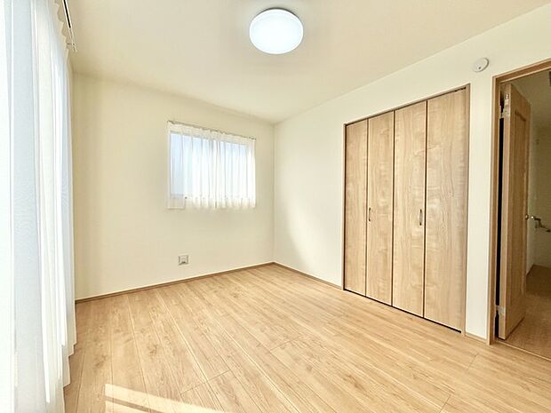 柔らかな陽光が、穏やかな空間を優しく彩ります。