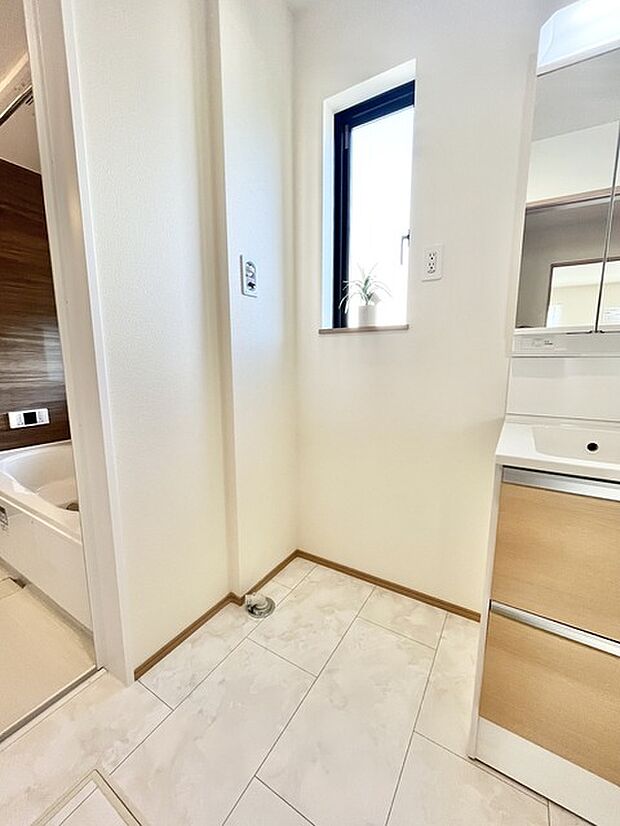 窓からの自然な光が心地よい、落ち着いた空間