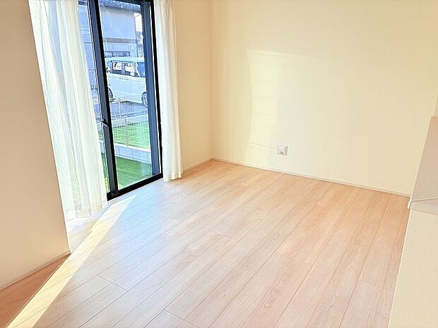 ダイニングテーブルから庭を眺めることもできそうです。