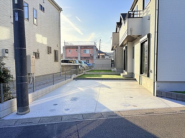 駐車スペースは並列2台です。