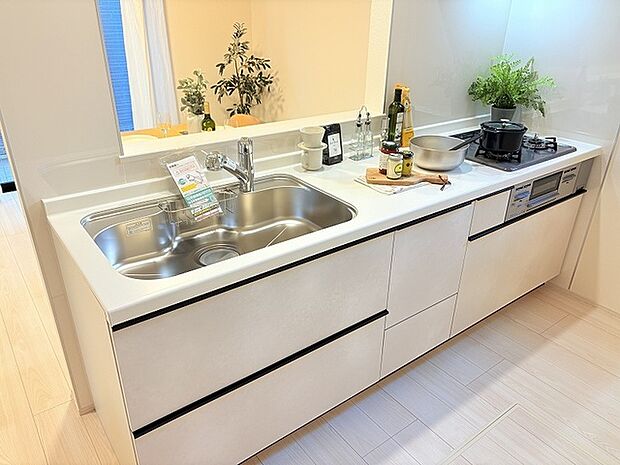 カウンターからはリビングが広く見渡せ、ご家族とのコミュニケーションも弾みます。 