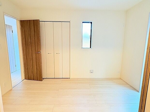 1階5帖洋室。引戸を開放してリビングを広く使ったり、客間として使ったりと用途に合わせてご活用いただけます