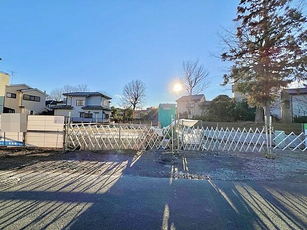 豊春駅徒歩10分の近さ。通勤通学に便利で、駅周辺の生活施設も利用しやすい。