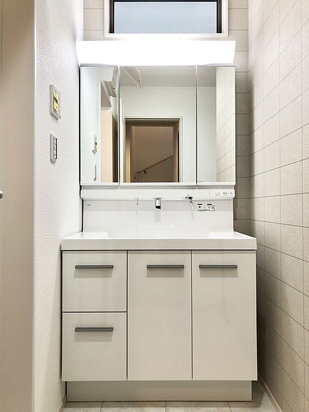 お出かけ前の身だしなみに一歩差がつく三面鏡。 