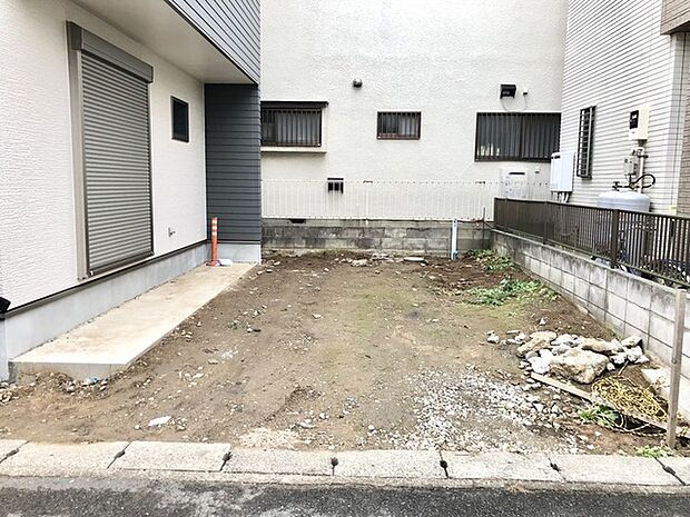 マイカースペースを1台分確保。現地で車幅と共にご確認ください。