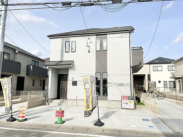 穏やかな空の下、落ち着いた佇まいの住まい