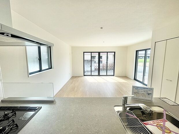 リビングで遊ぶお子様を見守りながらお料理ができる、対面キッチン。