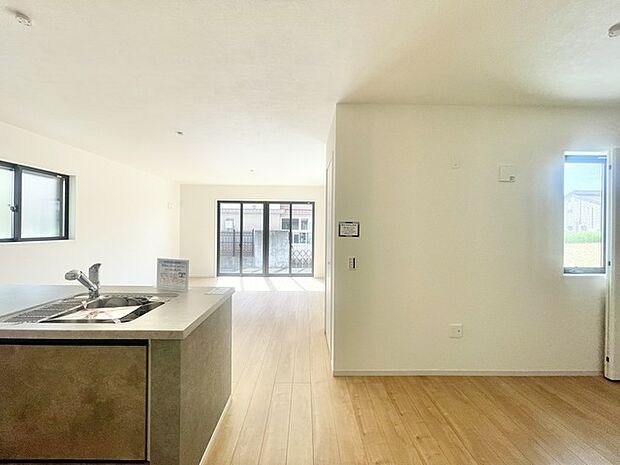 吊戸棚で視界を遮らず、パノラマ感を重視したタイプのキッチンスペース。 