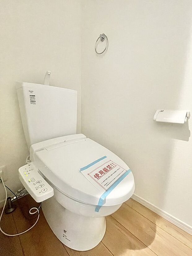もちろんウォシュレット機能付き。憩いの場としてひそかに注目度の高いお手洗いにもご注目ください。