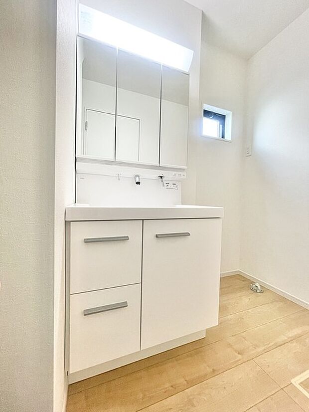 お出かけ前の身だしなみに一歩差がつく三面鏡。 