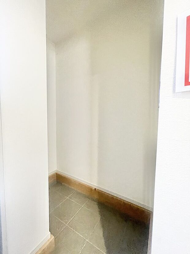 シンプルなデザインが家の雰囲気にマッチした玄関収納。 アウトドアがお好きな方にも。 