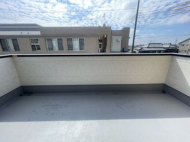 らくらくお洗濯を助ける広いバルコニー。