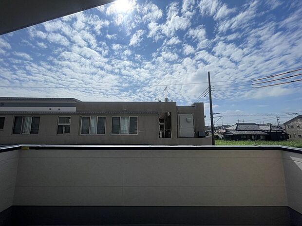 前面の住まいとの距離感があるから、圧迫感を感じません。