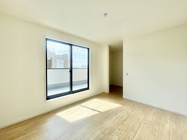 大事な日当たりは、大きな窓から。誰のお部屋にしましょう。