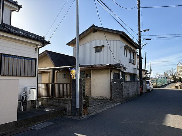 静かな街並みに佇む、温もりを感じさせる住まい