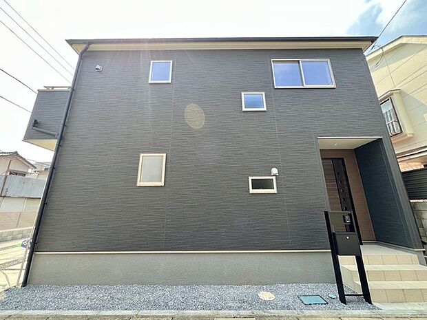 前面道路は歩道も整備され、小さなお子様にも安心です。 