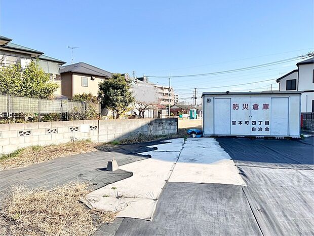 西側から見た外観