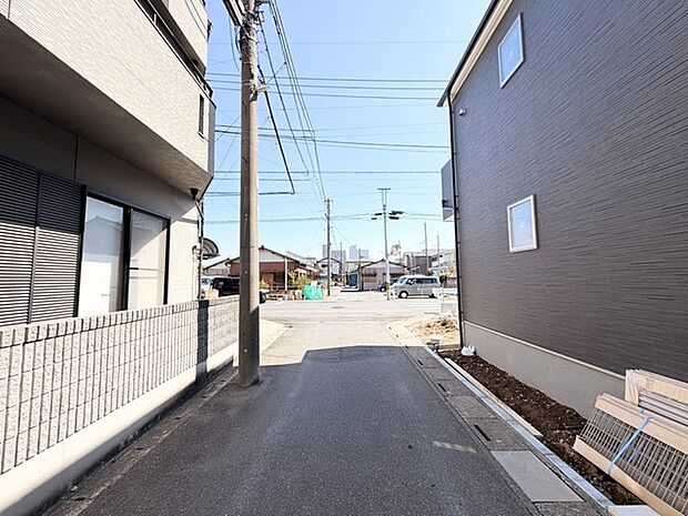 澄み渡る空の下、穏やかな街並みが広がる。