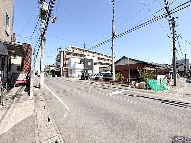 青空広がる、穏やかな住宅街の風景が広がります