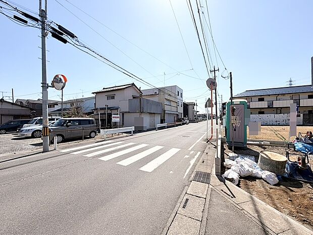 青空の下、穏やかな時が流れる街並み