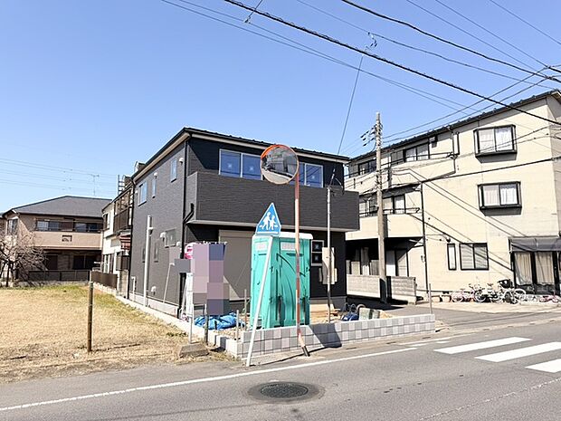 爽やかな青空の下、静かな街並みに調和する住まい。