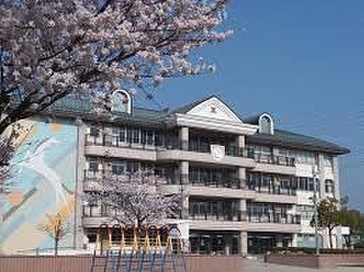 越谷市立出羽小学校(636m)