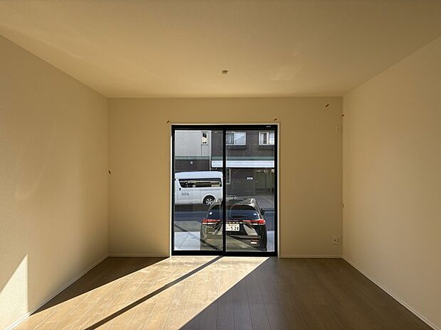 穏やかな午後の光が、心地よい空間を演出しています。