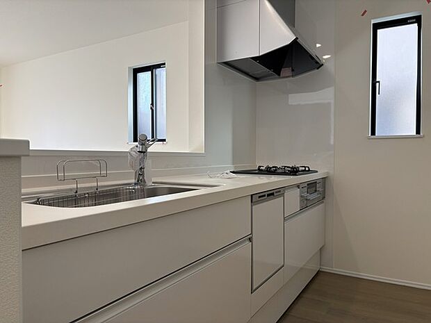 清潔感あふれる白を基調とした、機能的なキッチン空間