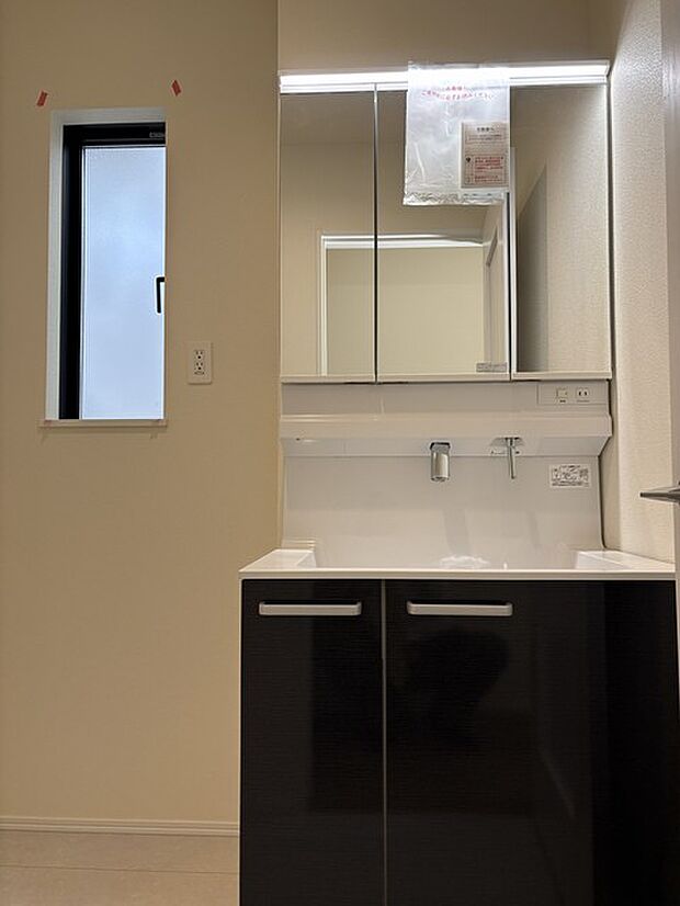 窓から柔らかな光が満ちる、心地よい空間