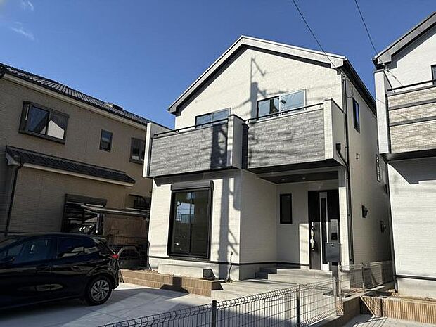 空と建物が織りなす、清々しいコントラストが魅力的な住まい。