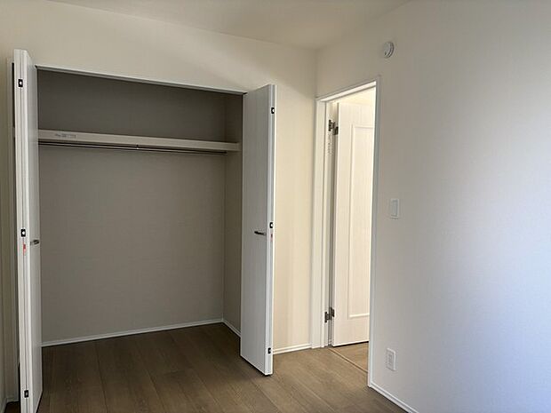 大きな壁面収納が奥行きのある空間が、心地よい広がりを生み出します。