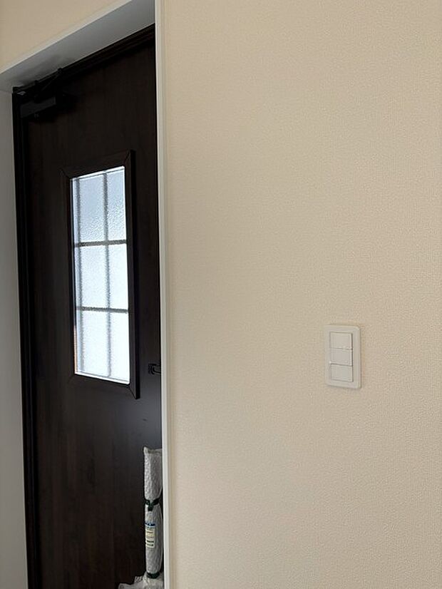 落ち着いた木目調のドアが、上質な空間を予感させます。