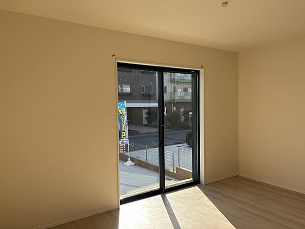 心地よい日差しが、室内に柔らかな陰影を描き出しています。