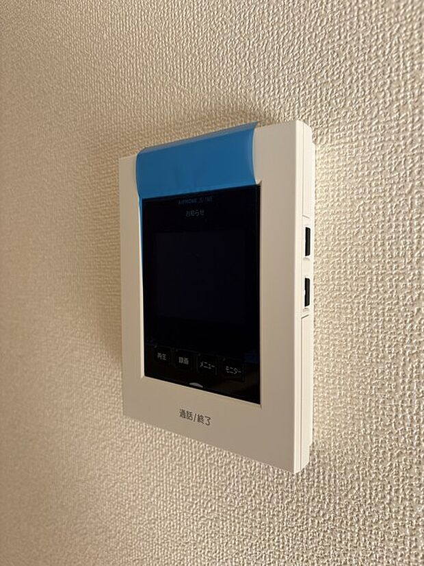 壁のテクスチャーと調和する、洗練されたデザインのインターホン